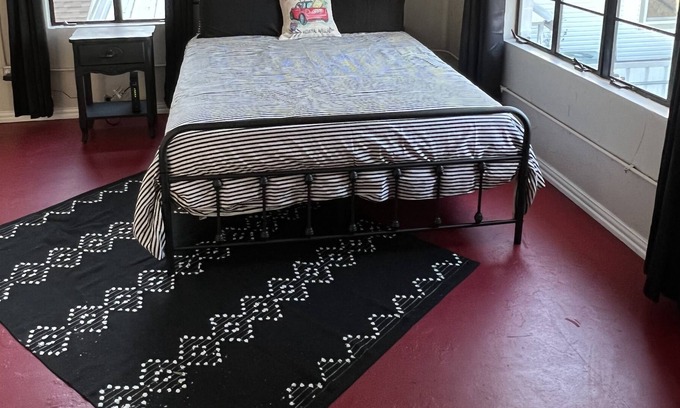 Mineral Wells Apartment | Retro Studio Apartment in the Heart of Downtown