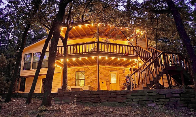 Flower Mound Cabin | Retro Time Capsule - Walk to lake, Fire Pit, Pool Table, Arcade Games, Sleeps 8