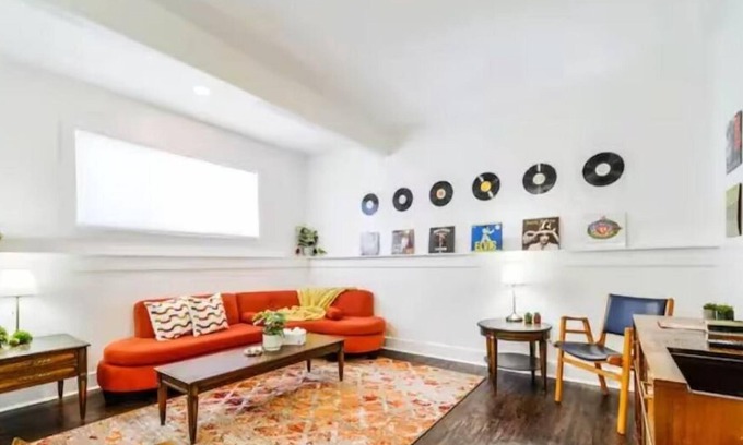 Jasper Place House | Retro Vibes - King Bed - Long Stays - Garage - Wi-Fi!n
