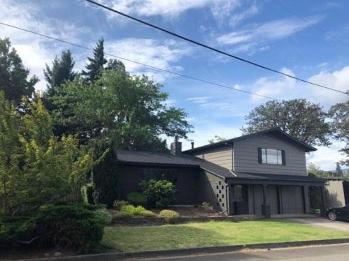 Hood River House | Retro West 30 day minimum