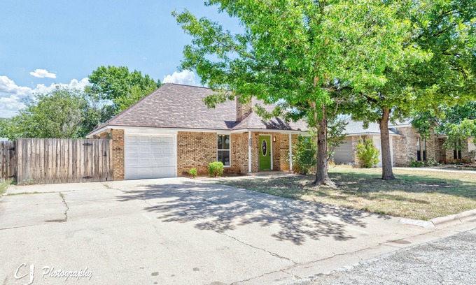 Abilene House | Rex Ranch is a comfortable conveniently located 3 bedroom 2 bath home.