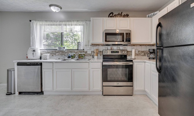 Reynoldsburg House | Reynoldsburg Home w/Patio ~ 11 Mi to Columbus!