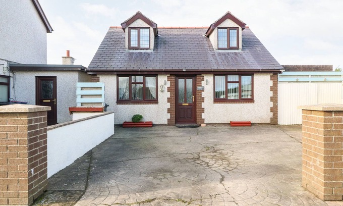Cylch-Y-Garn Cottage | RHIANGWYN COTTAGE, pet friendly, with hot tub in Cemaes Bay