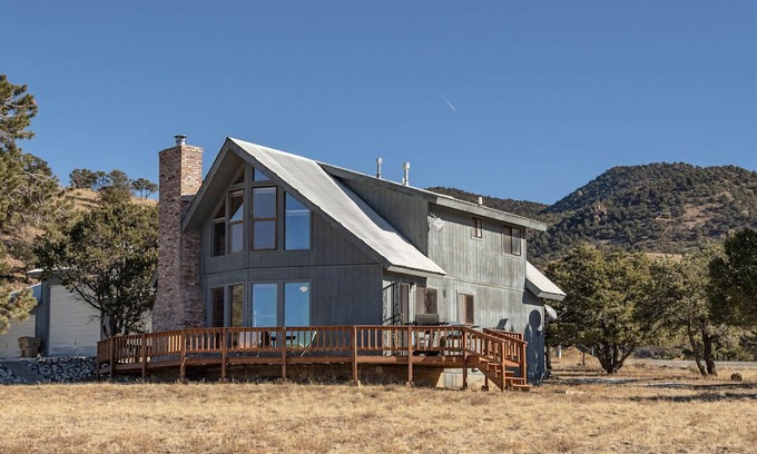 Salida Cabin | Rhode's Hideaway- Dog Friendly, Minutes to Salida, Close to Monarch