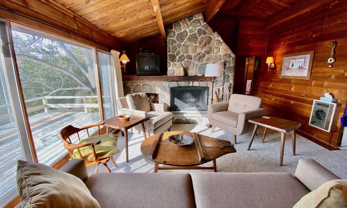 Roseneath Cottage | Rich Views of Rice Lake