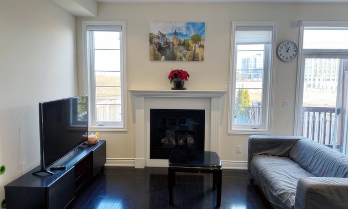 Richmond Hill House | Richmond Hill/near Yonge Street/Hardcoverntownhouse/Four rooms full of sunshine