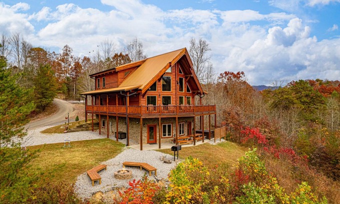 Gatlinburg - Pigeon Forge Cabin | Ridge View Lodge: ⛰️ Nature/Mountain View ♨️ Hot tub 🔥 Firepit 🎱 Games 🏡 Yard