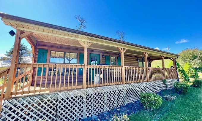 Fleetwood Cabin | Ridgetop Escape - Views! Wi-Fi, Biking, Exploring