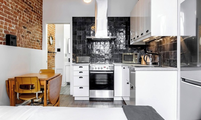 Plateau Mont Royal Apartment | Rififi Studio | WIFI | TV | Balcony | AC