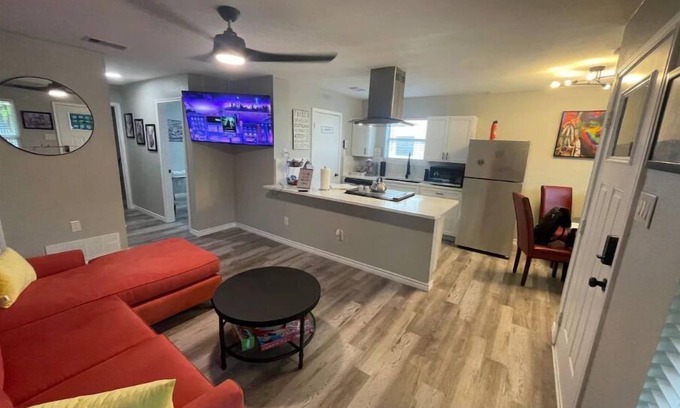 Central Arlington House | Right by AT&T, Rangers stadium