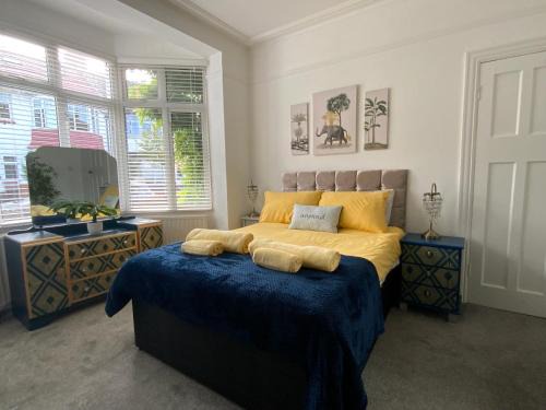 Leigh-on-Sea Apartment | Right by Leigh Broadway Private Garden large ground fl apt