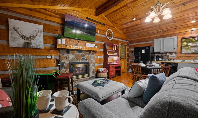 Sevierville Cabin | ✨Right off of the parkway! Private hot tub,jacuzzi tub,fireplace,grill☕️