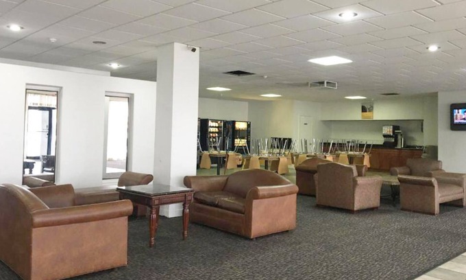 Melrose Park House | Right on Budget! Pet-friendly, FREE Parking, Close to Rosemont Theatre!