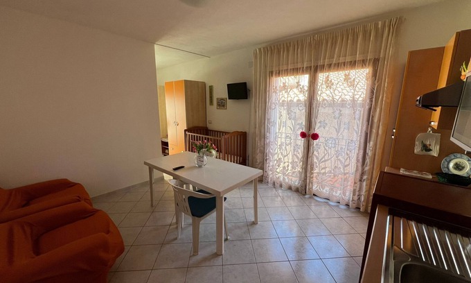 Iglesias Apartment | Rilassati nella Nostra Suite Gioia: Un Ambiente Familiare Vicino al Centro