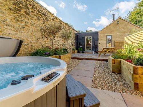 Thornton Dale House | Rinstone Lodge, Thornton-Le-Dale. Moors cottage with hot tub