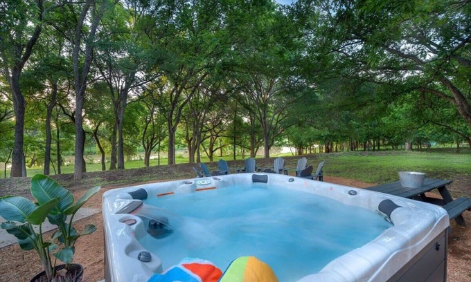 Stonewall Apartment | Rio Ranchito Loft, riverfront, hot tub, sleeps 4!