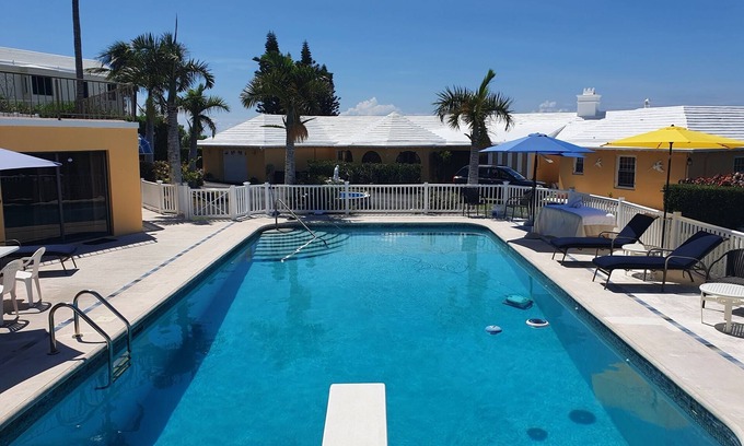 Southampton Apartment | 'RIPPLE WATERS' - More for Le$ Great One Bedroom Pool House