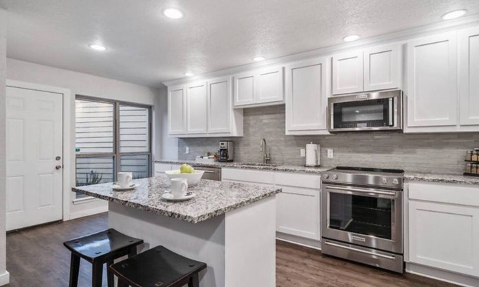 Bedford House | Rise at the Transitional getaway. Central Location