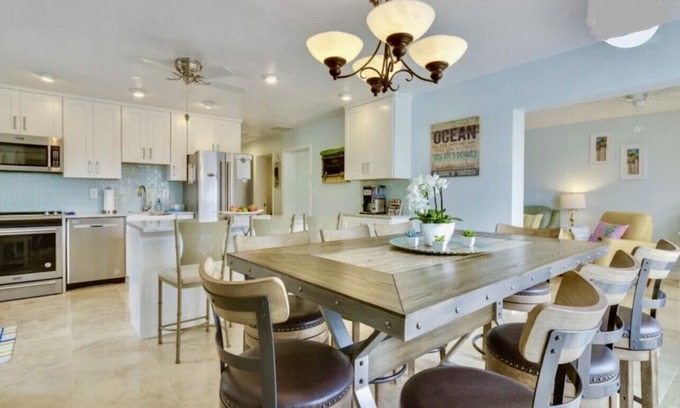 Key Colony Beach House | RITA'S PARADISE 37.5' DOCK-ICE MAKER-Cabana Club-TIKI HUT-Screen Porch-Bait Frez