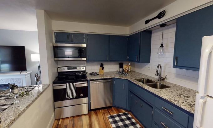 Green Bay Apartment | Ritchie’s Titletown Executive Suites: Lombardi’s Lair