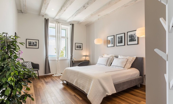 Old Town Apartment | Riva apartment with sea views in the historic center of Split