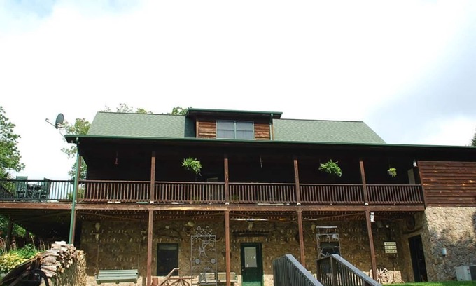 Scottville Cabin | River access, outdoor fireplace, fire pit, 5 bedroom, game room, pet friendly
