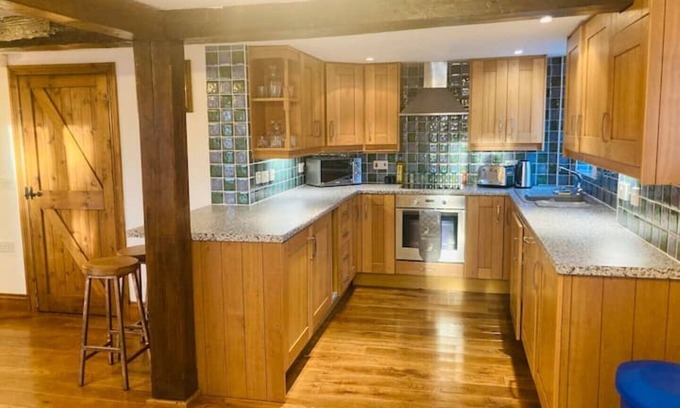 New Forest District Apartment | River Avon Retreat - A Rustic New Forest Gem on The Riverbank