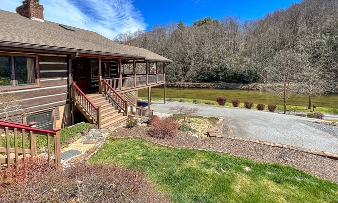 Lansing Cabin | River Bliss - New Rental for 2023. Riverfront cabin with 5BR/3BA