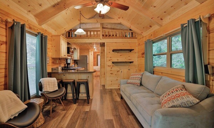 Lookout Valley Neighborhood Association Apartment | River Cabin | Hot Tub & Swim Spa | Near Downtown