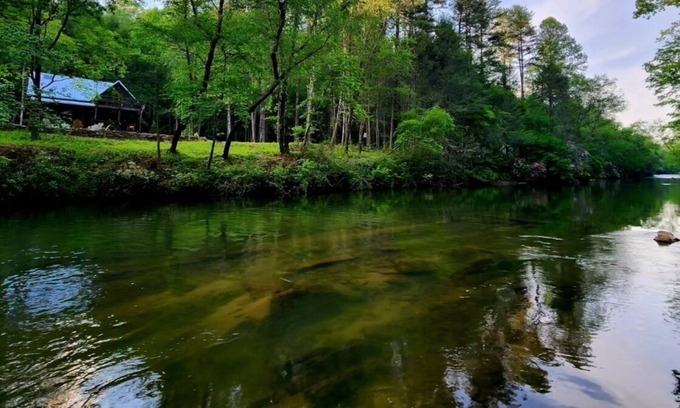 Dahlonega Cabin | River Cabin in ON the Water with Firepit