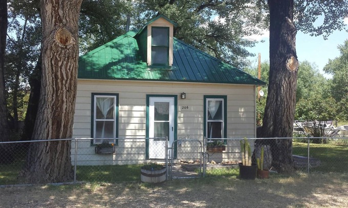 Saratoga Cottage | River Cottage #1 near North Platte and Hot Springs