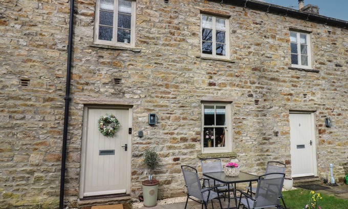 Aysgarth Cottage | RIVER DANCE COTTAGE, pet friendly, with open fire in West Burton