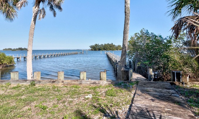 Sebastian Apartment | River Escape 1 bedroom with Dock Access, pool, and full kitchen