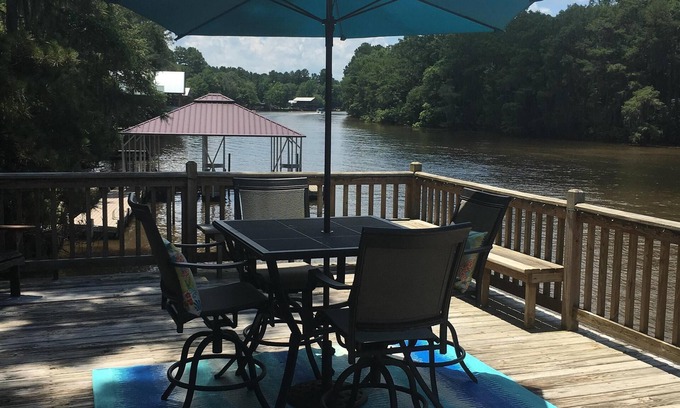 Jefferson Cabin | River front cabin on Caddo Lake /Big Cypress Bayou