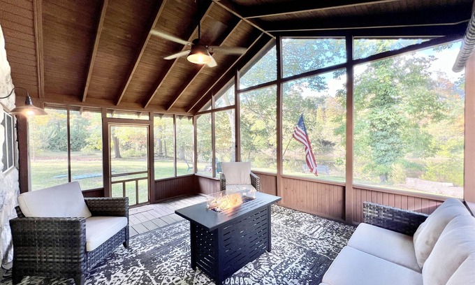 Hopewell House | River front getaway with screened-in porch overlooking the river!