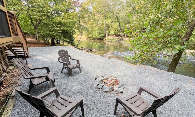 Ellijay Cottage | RIVER FRONT HOUSE INSIDE THE COOSAWATTEE RESORT