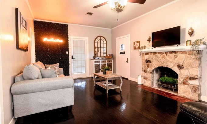 New Braunfels House | River house, king bed 2/1 big yard central NB.