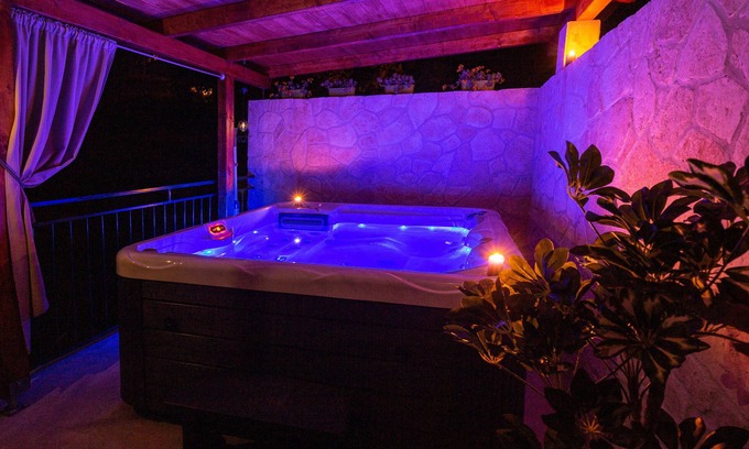 Zrnovnica Apartment | River House with Jacuzzi