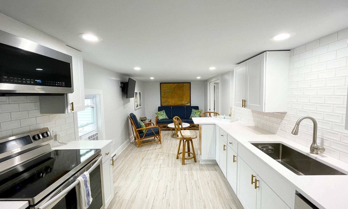 Clayton Condo | River Inspired 1-BR Condo in the Cottages on James