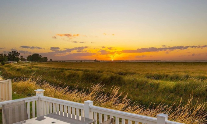 Camber Cabin | River Lodge Platinum Plus Holiday Home with Views, Decking, Wifi and Netflix