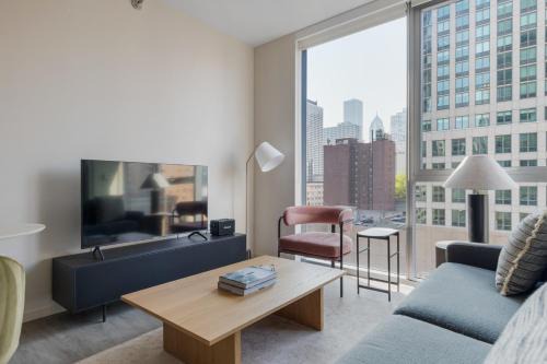 Near North Side Apartment | River North jr 1br w game room nr beach L CHI-971