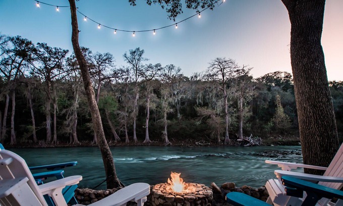 Thomaston House | River Rapids in private backyard 2/1.5 house 65" TV w/ deck /Grill