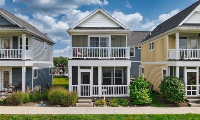 Ottawa House | River Retreat | 2 Bed, 2.5 Bath