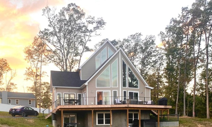 Front Royal Ski Chalet | River Retreat-modern luxury 5 min to Skyline Drive