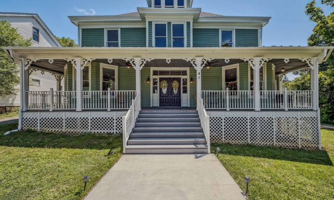 Berkeley Springs Bed & Breakfast | River Retreat Suite In Town!- Inside The Grand Castalian Inn B&B