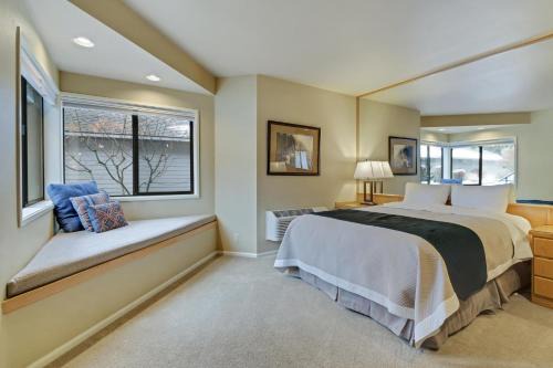 Century West House | River Ridge 331B - Meredith Lodging