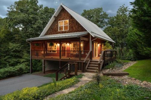 Horse Shoe House | River Rock Cabin - Comfortable, Private Home with King Beds & Mountain Views