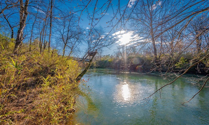 Hochatown Cabin | River Rock Cabin - Riverfront on Glover River! Seclusion and just a short drive