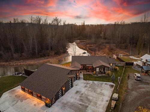 Kalispell House | River's Edge Riverfront with Hot Tub Sauna & Game Room