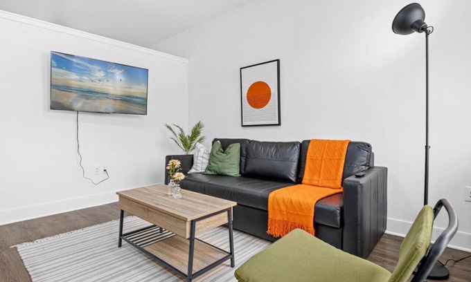 West Seventh Apartment | River View 1 Bed- Gym, Hottub, Rooftop, BBQ